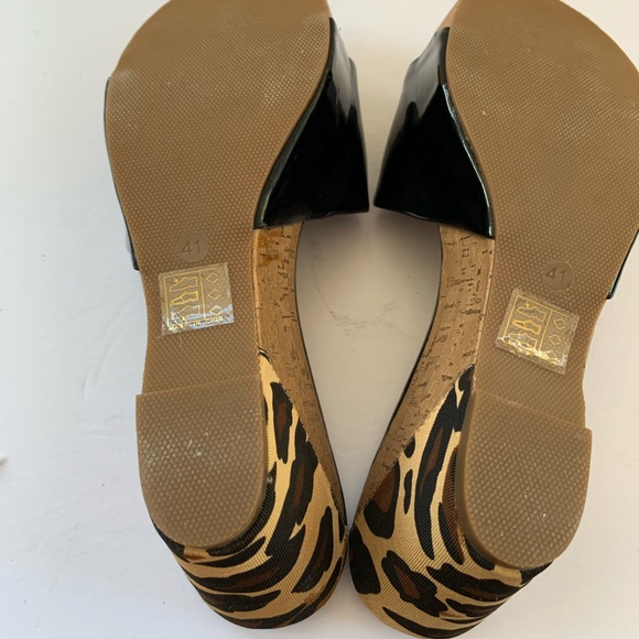 Black patent leather sandals with platform & leopard print light cork wedges - Picture 6 of 7